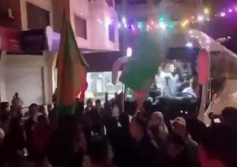 استقبال حافلة محملة بالأسرى الفلسطينيين المحررين من سجن عوفر بالأعلام والهتافات بالضفة