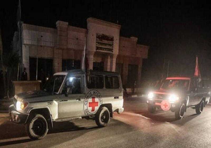 حافلة تحمل أسيرات وأطفال محررين تتجه إلى بيتونيا ووصول أسيرات إلى القدس