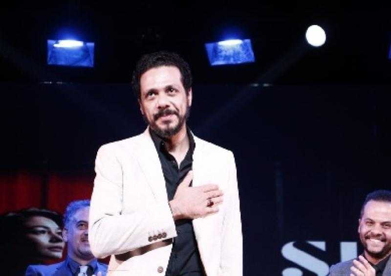 حمزة العيلي يدعم للقضية الفلسطينية: المسرح هو ساحة الحرب وسلاحنا الفن.. الكلمة مسؤولية