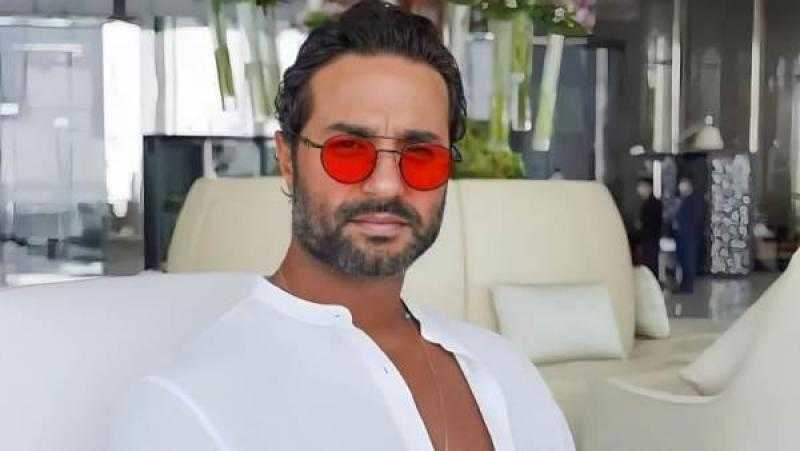 كريم فهمي يحتفل بعيد ميلاد والدته