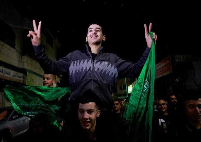 مصادر فلسطينية: حماس غير راضية عن القائمة التي قدمتها إسرائيل وتطالب بالإفراج عن 6 أسيرات قديمات