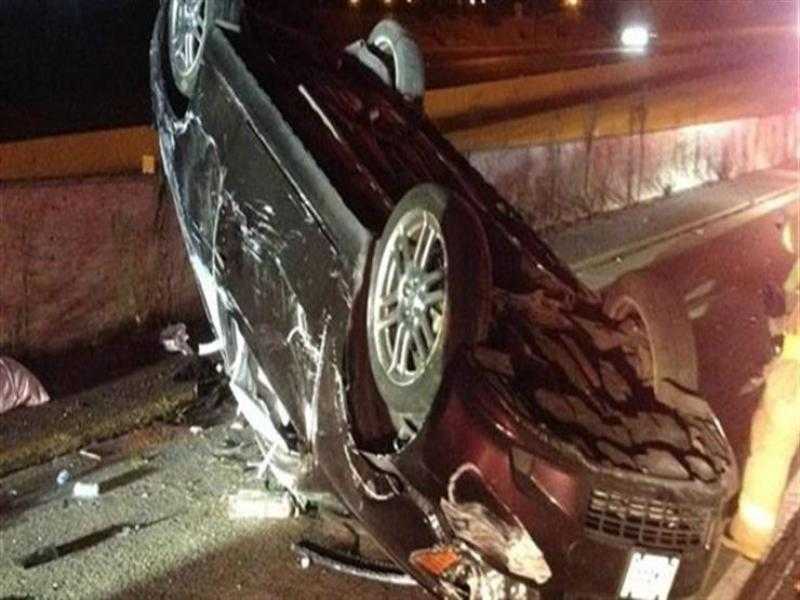 إصابة 3 أشخاص إثر انقلاب سيارة أعلى الطريق الصحراوي بالعياط