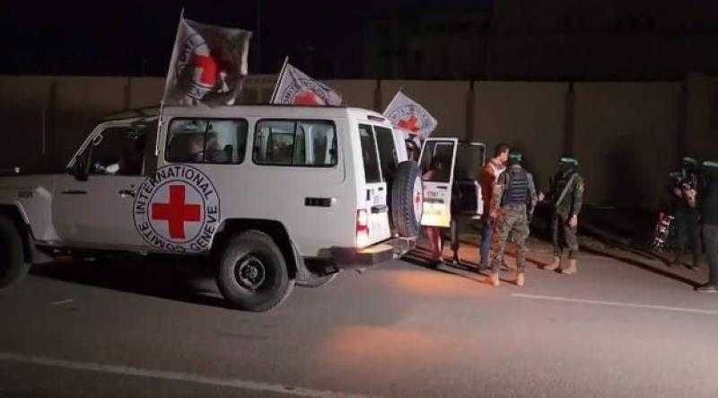 قيادي بحماس: الاحتلال رفض خروج المحتجزين الرجال مقابل الأسرى كبار السن بسجونه