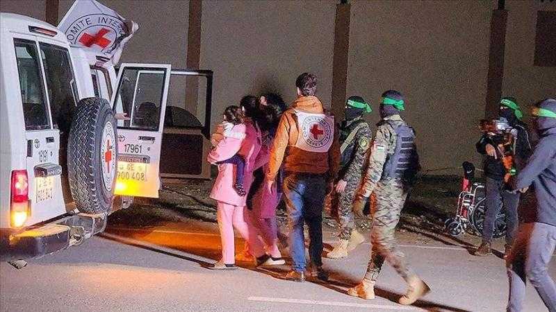 بدء عملية تسليم 10 محتجزين في غزة للصليب الأحمر