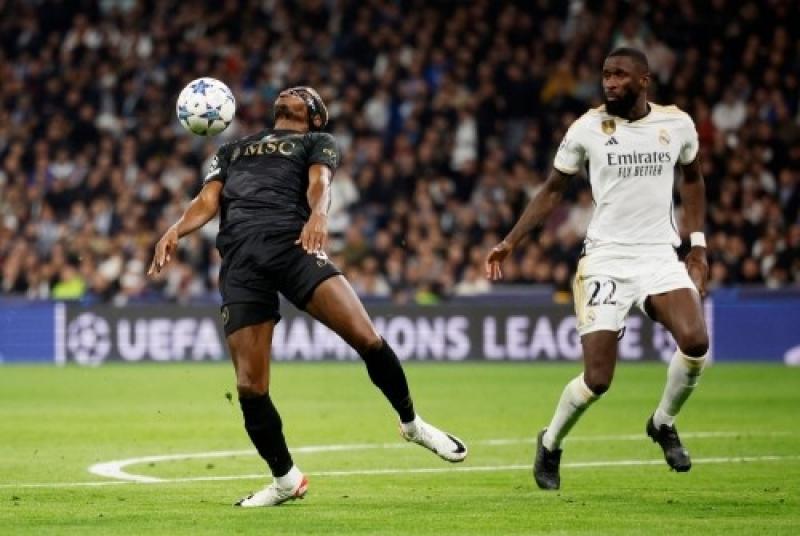 الريال يواصل صدارته للمجموعة الثالثة لدوري الأبطال برباعية في نابولي