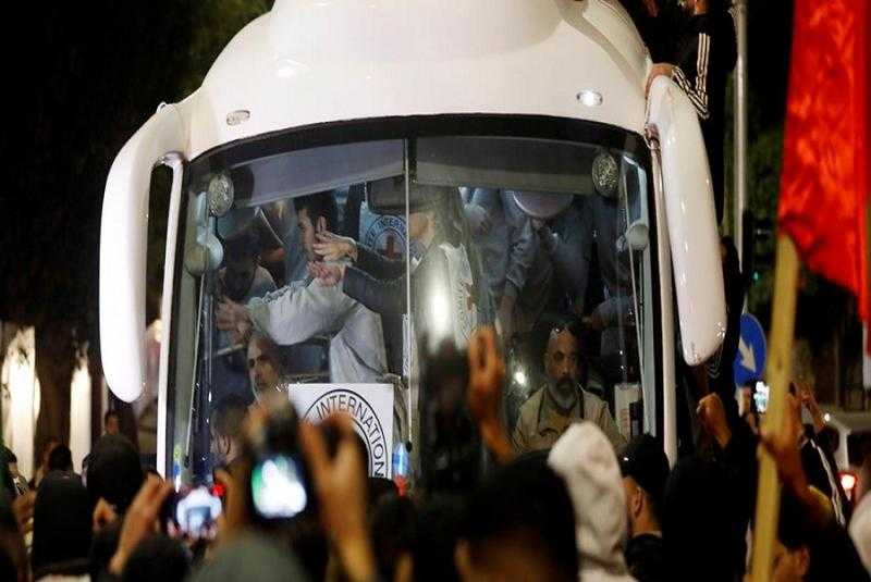 القاهرة الإخبارية: المحتجزون الإسرائيليون والتايلانديون المفرج عنهم يتلقون الرعاية الطبية بمعبر رفح
