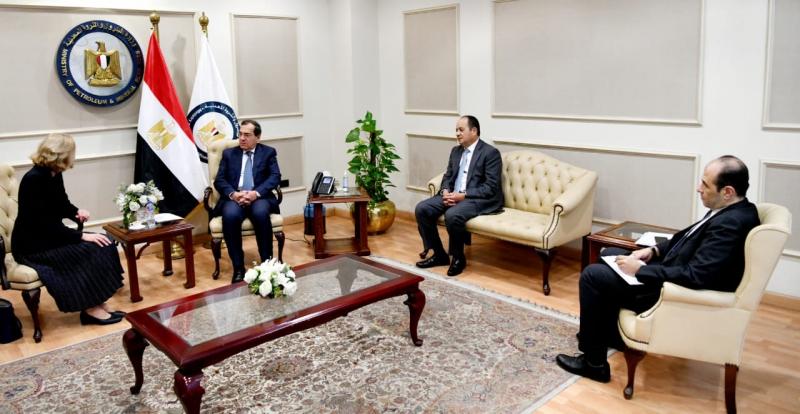 الملا يستقبل سفيرة سلوفاكيا لبحث الفرص الاستثمارية في مجالات البترول والغاز وخفض الانبعاثات