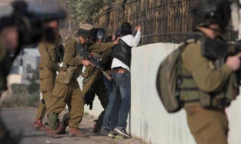 الاحتلال يعتقل 40 فلسطينيا من الضفة الغربية