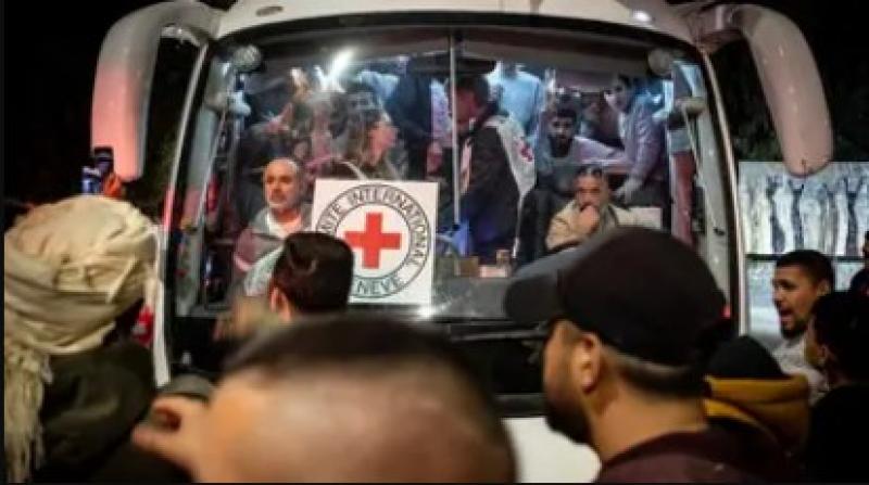 حماس تسلم إسرائيل محتجزتين في ميدان فلسطين وسط غزة
