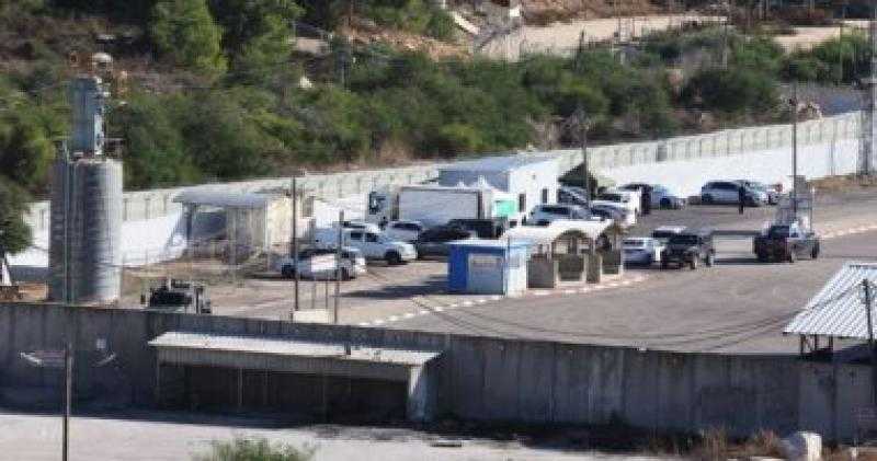 مصلحة السجون الإسرائيلية: بدء نقل الأسرى الفلسطينيين إلى سجن عوفر تمهيدا للإفراج عنهم