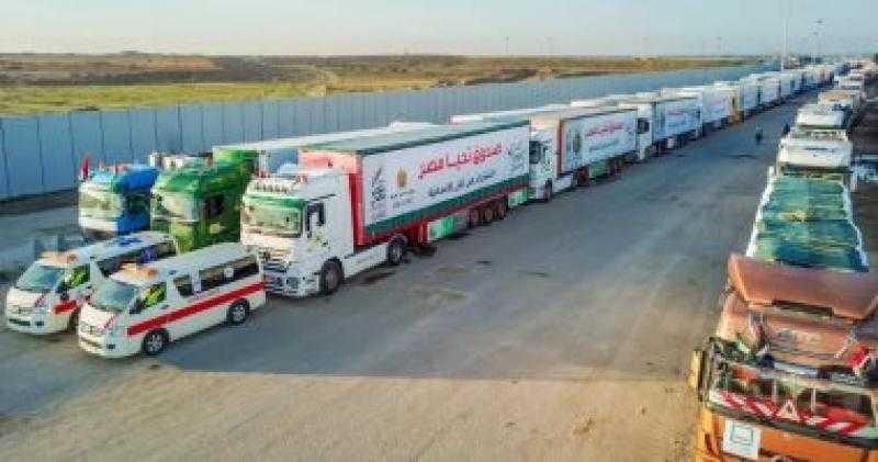 شاحنات المساعدات أمام معبر رفح استعدادا للدخول إلى غزة