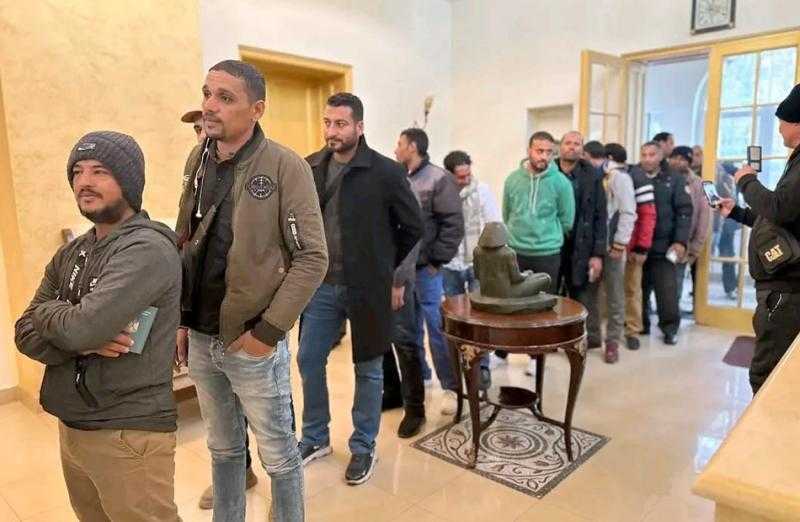 توافد المصريين للتصويت بانتخابات الرئاسة بسفارة مصر في صربيا| صور