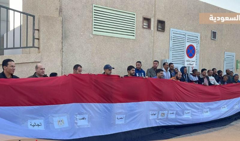 كرنفال وعرس تاريخي.. عضو الجالية المصرية بالسعودية يكشف كواليس مشاركة المواطنين بالانتخابات.. فيديو