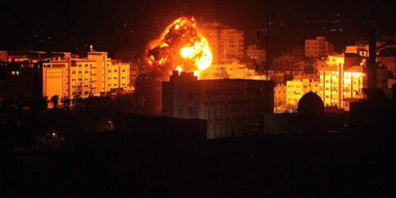 القاهرة الإخبارية: طيران الاحتلال يقصف مربعا سكنيا كاملا شمال قطاع غزة