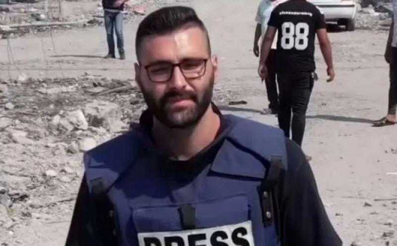 أكرم حسني وإيمان العاصي يتضامنان مع المصور الفلسطيني معتز عزايزة بعد رسالته الأخيرة