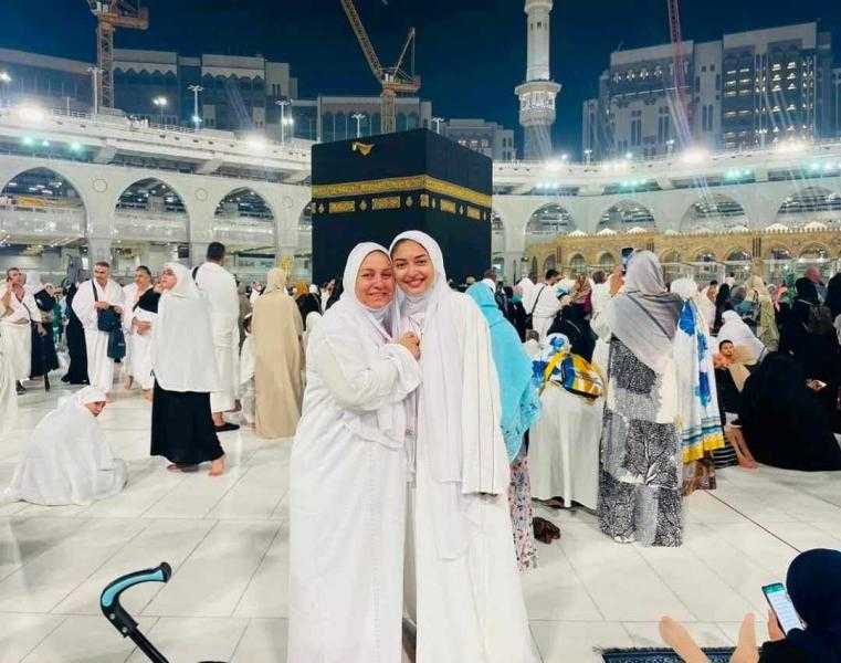 ميار الغيطي مع والدتها في مكة المكرمة من أمام الكعبة | صور