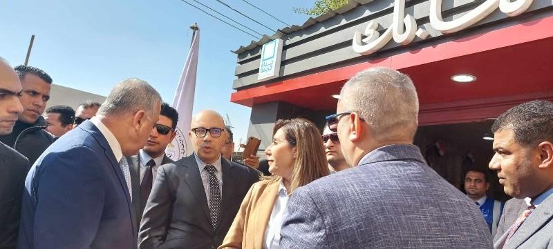 وزيرة الثقافة ومحافظ سوهاج يفتتحان كشك ”كتابك” بأولاد سلامة في المنشاة |صور