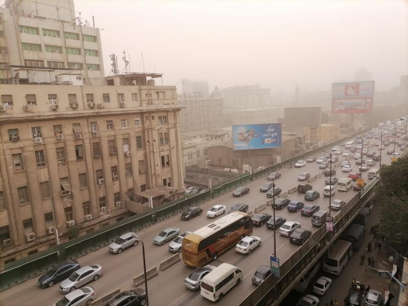 تكدس مروري بأماكن متفرقة وسط تواجد أمني لتسيير حركة السيارات في الفترة الصباحية