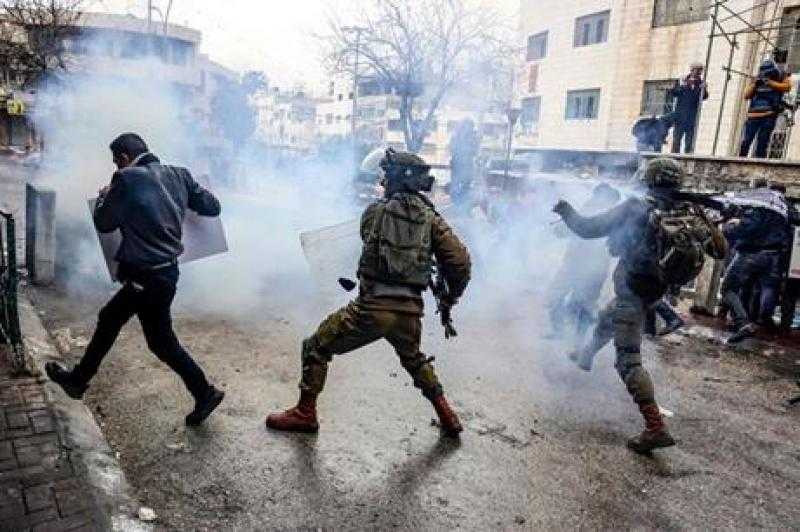 الهلال الأحمر الفلسطيني: إصابة 5 مواطنين خلال اقتحام قوات الاحتلال مخيم قلنديا شمال القدس