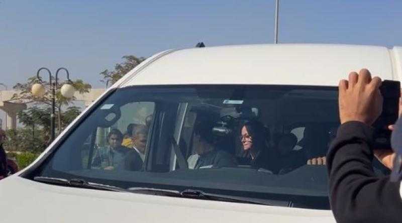 انتهاء صلاة الجنازة على الفنان الراحل أشرف عبد الغفور.. وتشييع الجثمان إلى مقابر العائلة