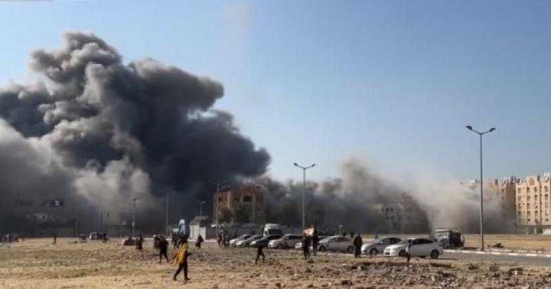 استشهاد 7 فلسطينيين بينهم طفلتان في قصف إسرائيلي استهدف منزلا بدير البلح بغزة