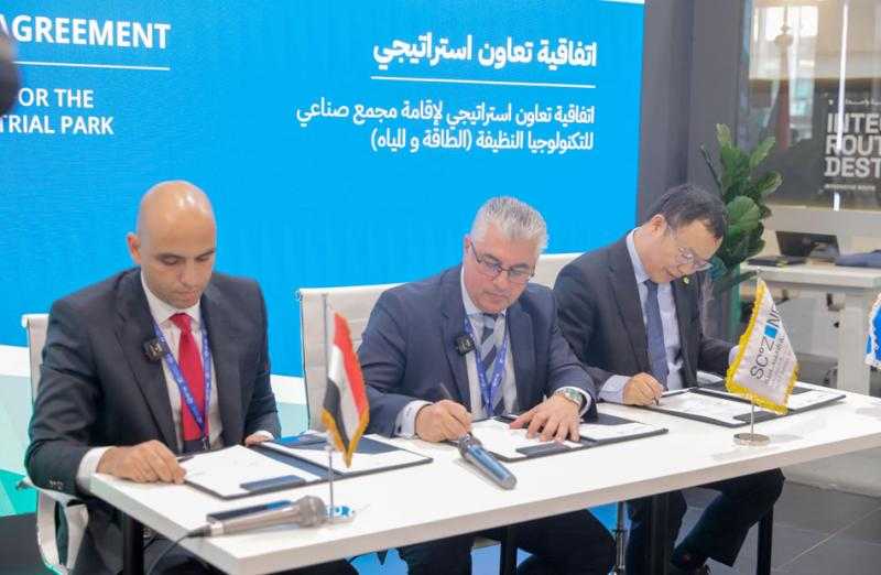 على هامش COP28.. رئيس اقتصادية قناة السويس يوقع اتفاقية لإقامة مجمع صناعي لتكنولوجيا الطاقة الخضراء