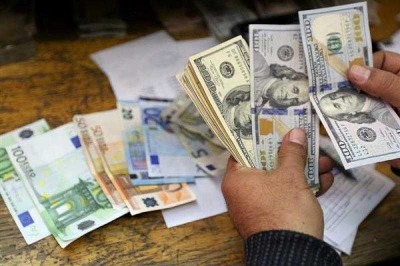 حبس عامل متهم بالاتجار في النقد الأجنبي بالسوق السوداء بمدينة الشروق
