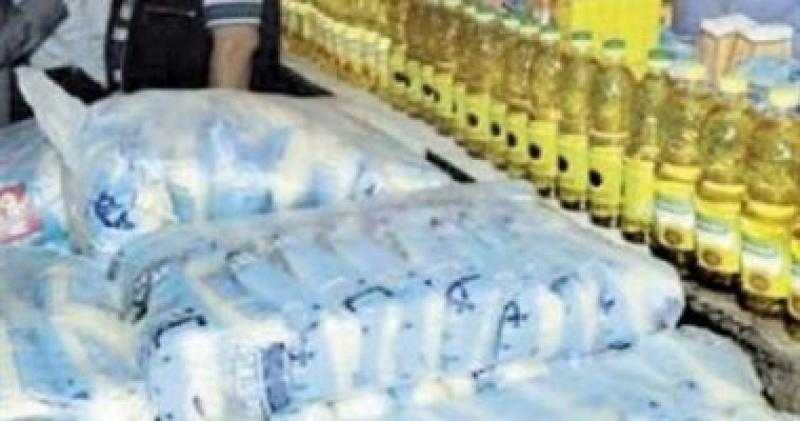 ضبط أطنان من السكر والزيت محجوبة عن المواطنين وتسليمها لوزارة التموين لبيعها بالأسعار الرسمية