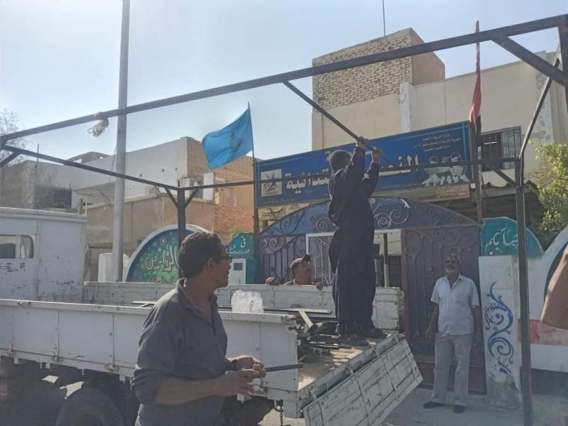 استعدادًا للانتخابات الرئاسية.. تركيب مظلات أمام مقار اللجان في القصير | صور