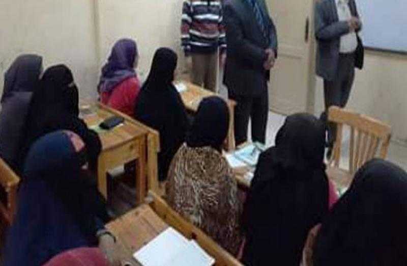 محو أمية 21 مواطنا في حي الجمرك بالإسكندرية