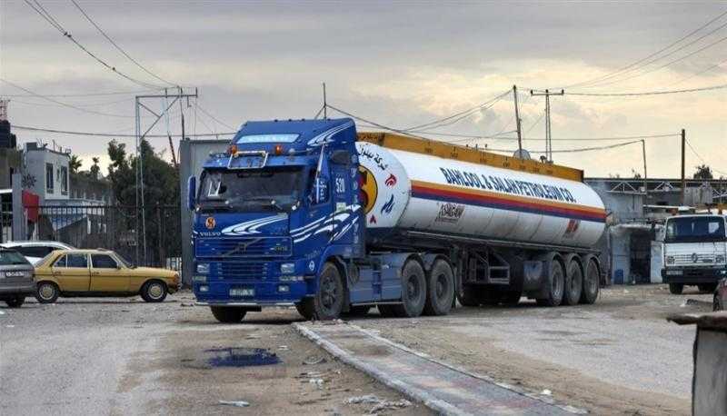 ”القاهرة الإخبارية”: دخول 3 شاحنات وقود تحمل أكثر من 90 ألف لتر سولار إلى غزة