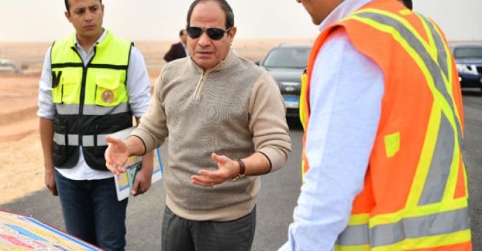 الرئيس السيسي يتفقد الأعمال الإنشائية لتطوير عدد من الطرق والمحاور بالقاهرة.. فيديو وصور