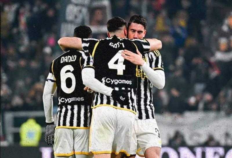 يوفنتوس يفوز على نابولي ويعتلي صدارة الدوري الإيطالي