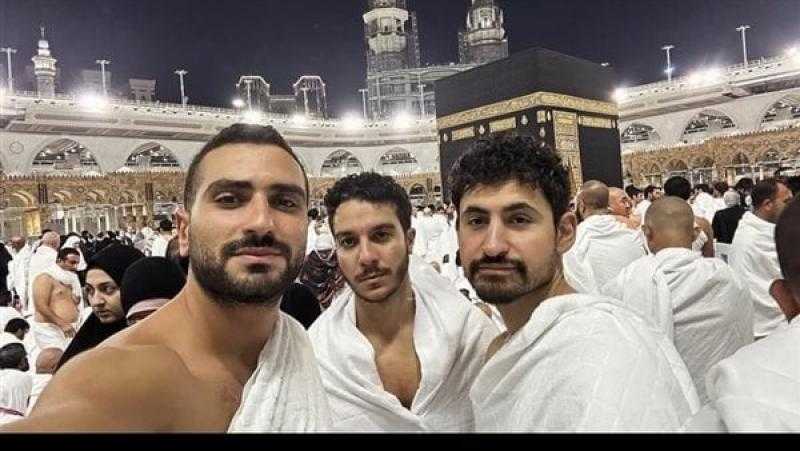 الشرنوبي يؤدي مناسك العمرة برفقة نور النبوي وأمير المصري
