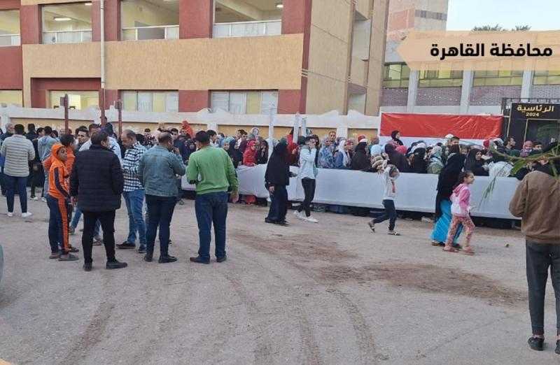 احتشاد المواطنين أمام عدد من اللجان الانتخابية استعدادا لفتح صناديق الاقتراع وبدء التصويت