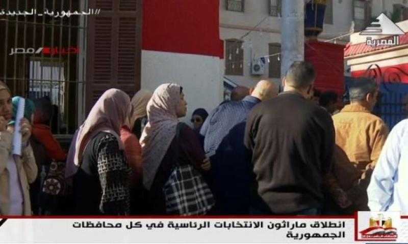تجمعات كبيرة من المواطنين أمام مقار اللجان الانتخابية بالمنصورة