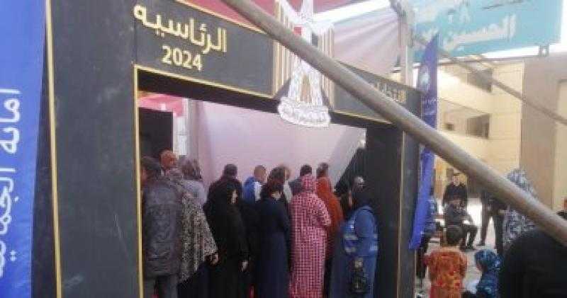 السيدات يزين طابور التصويت بانتخابات الرئاسة بـ”الفنون الجميلة” بالزمالك