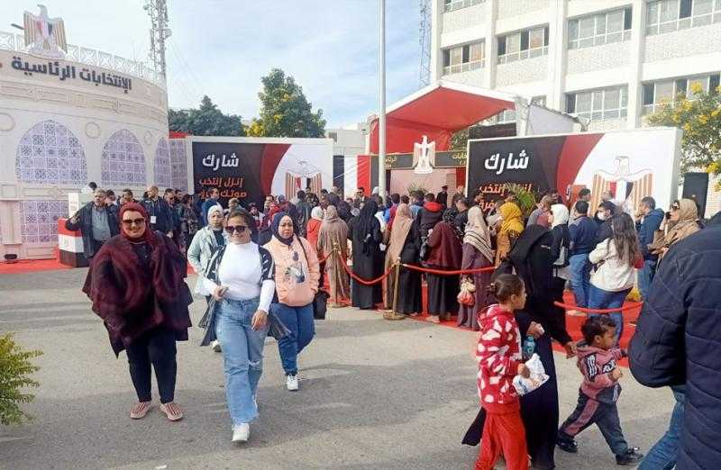 محمد أبوالعينين يقود مسيرة حاشدة للمشاركة في الانتخابات الرئاسية 2024