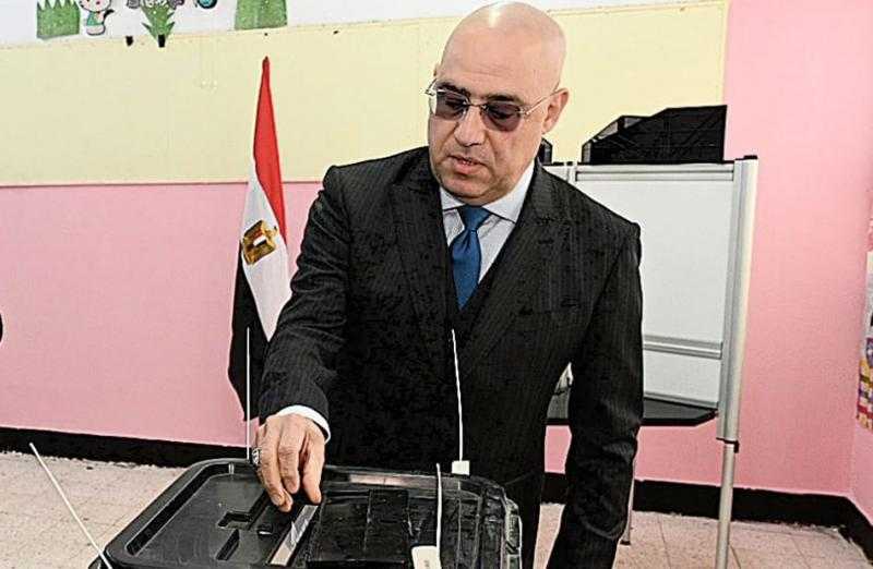 وزير الإسكان يدلي بصوته الانتخابي: ”المشهد جميل.. ما شاء الله”