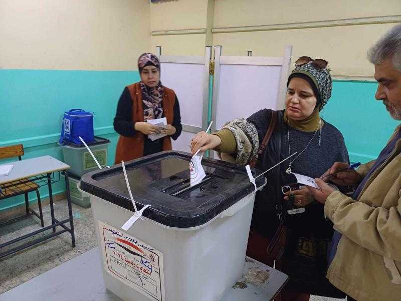 بالصور.. بدء تصويت المواطنين في لجان عين شمس بمشاركة شباب وسيدات وكبار
