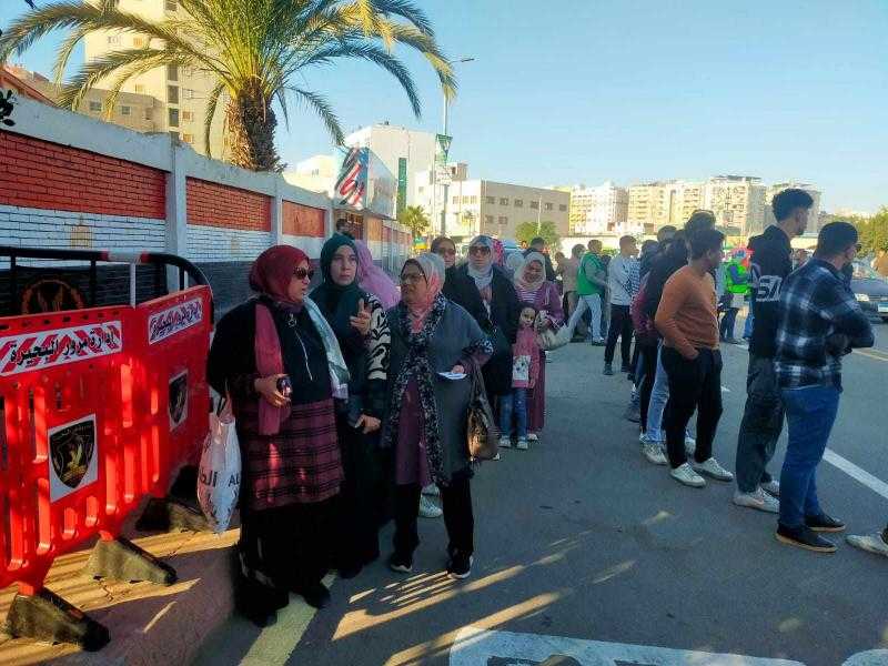 توافد الناخبين على مدارس خالد بن الوليد بالحي السادس من أكتوبر