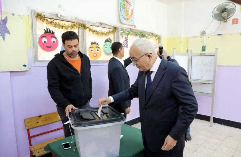 وزير التعليم يدلى بصوته في الانتخابات الرئاسية ويطالب المعلمين بالمشاركة الفعالة | صور
