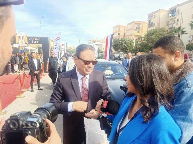 كرم جبر يدلي بصوته في الانتخابات الرئاسية بالتجمع الخامس