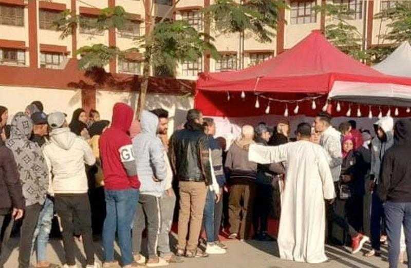 رئيس مركز المنصورة يتابع عملية التصويت من داخل غرفة العمليات