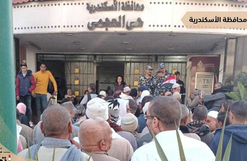 يحملون أعلام مصر.. توافد عدد كبير من المواطنين للتصويت بالانتخابات الرئاسية بالمنتزه في الإسكندرية