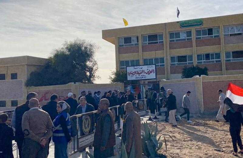 وسط مشاركة نسائية كبيرة.. إقبال كبير من الناخبين على لجنة أبو بكر الصديق بالزقازيق