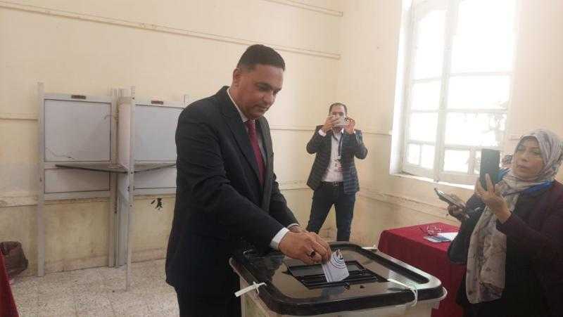 محافظ الدقهلية وقيادات تنفيذية يدلون بأصواتهم بلجنة الوافدين في المنصورة |صور