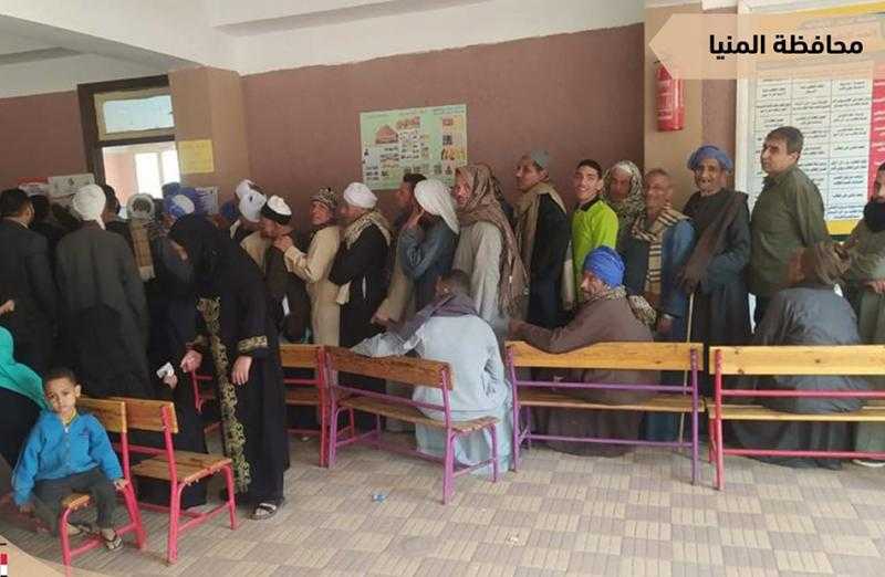 حشود كبيرة من الناخبين على لجان الاقتراع للإدلاء بأصواتهم في الانتخابات الرئاسية بالمنيا | صور