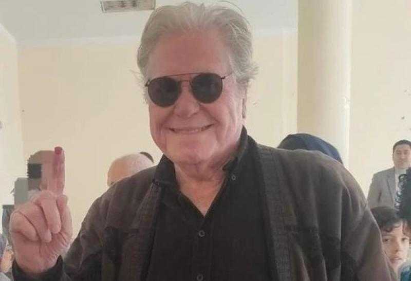 حسين فهمى يُدلي بصوته في انتخابات الرئاسة | صور