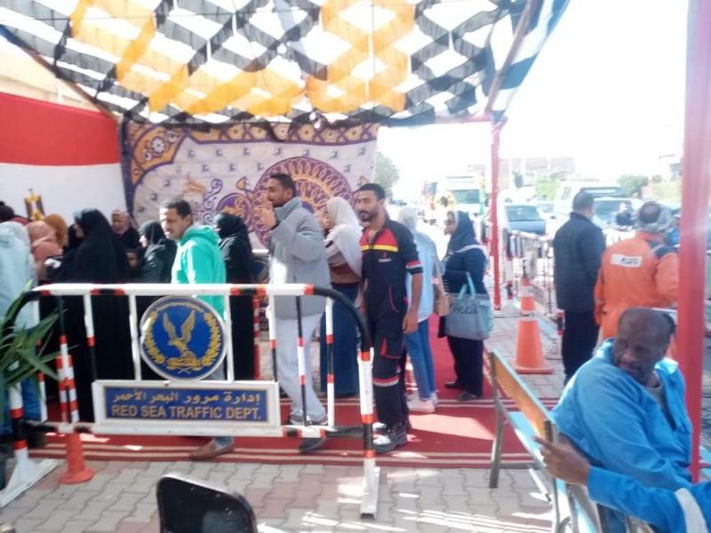 رئيس مدينة رأس غارب يتابع انتظام عملية التصويت في الانتخابات الرئاسية | صور